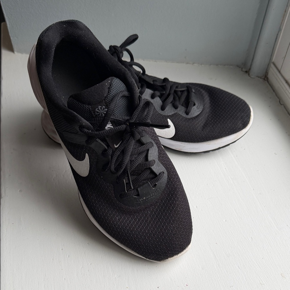 Nike Dual-Tone Black and White Running Shoes